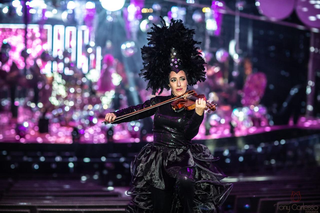 Violinista com figurino cênico