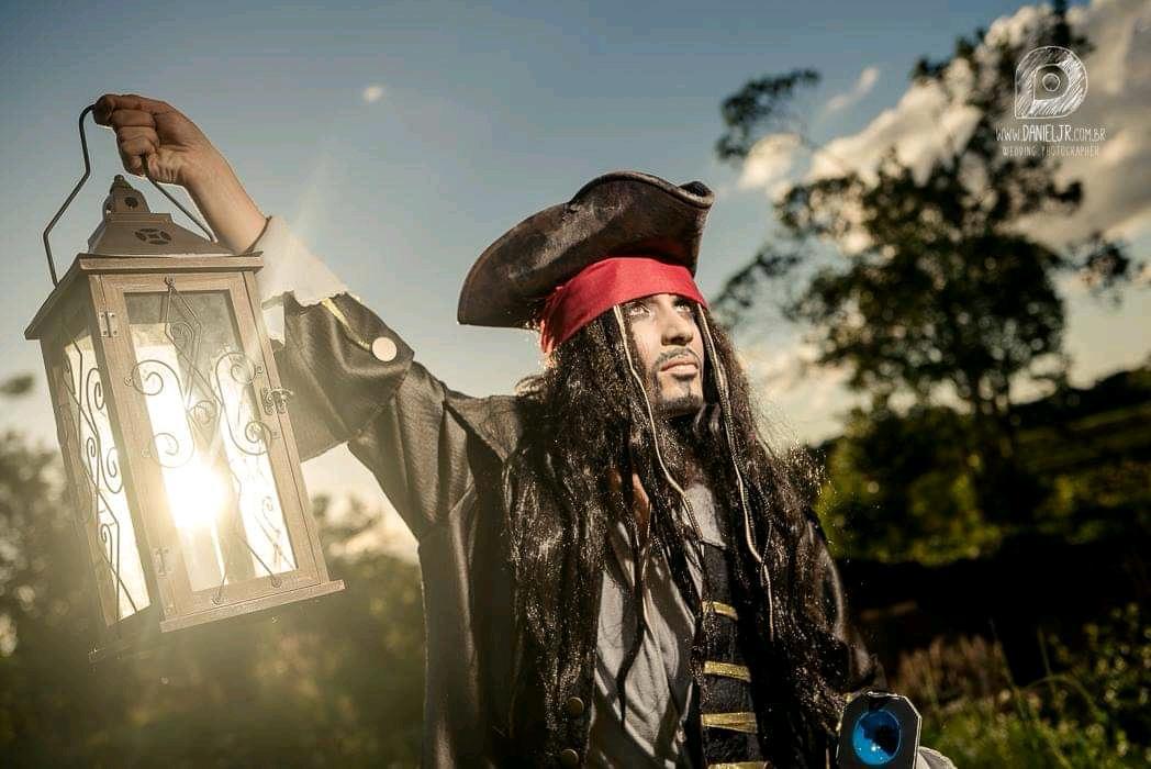Personagem pirata com lanterna