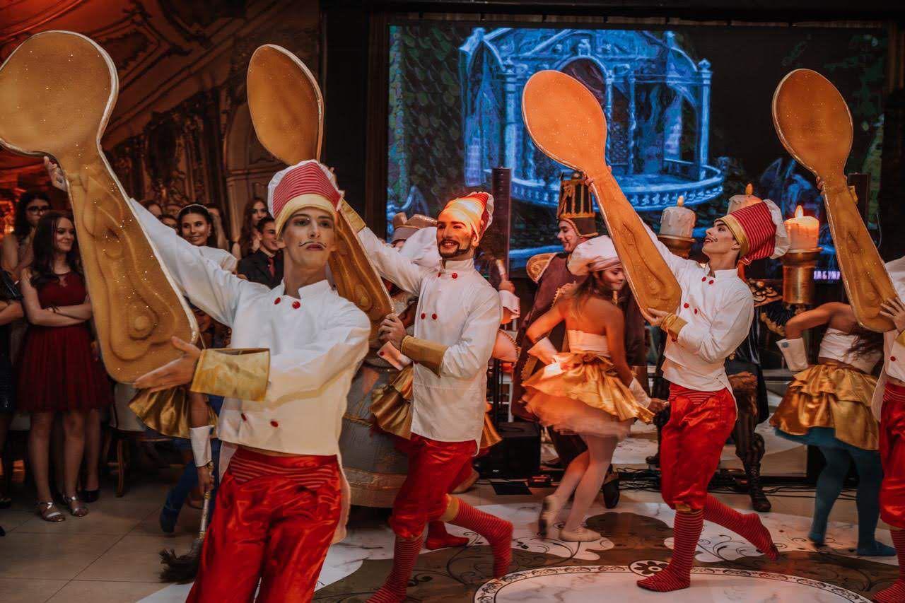 Elenco de bailarinos com colheres gigantes