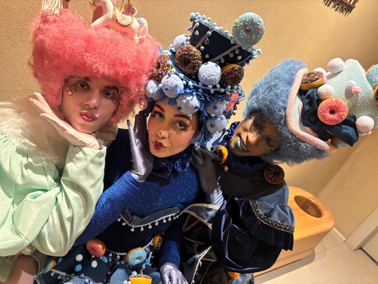 Personagens candy com perucas e doces
